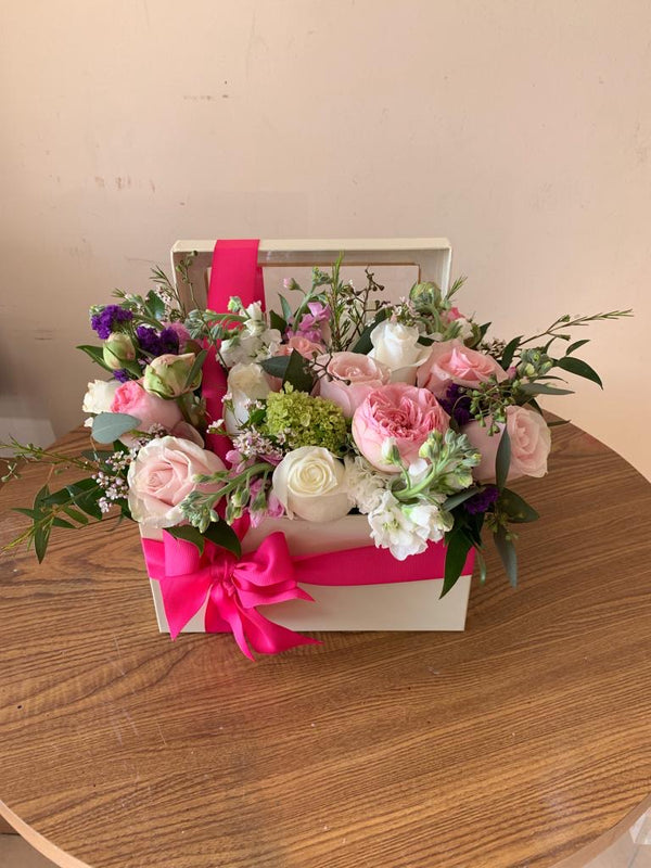 GLW085 - WHITE AND PINK MIXED ROSES (Box and Bow)